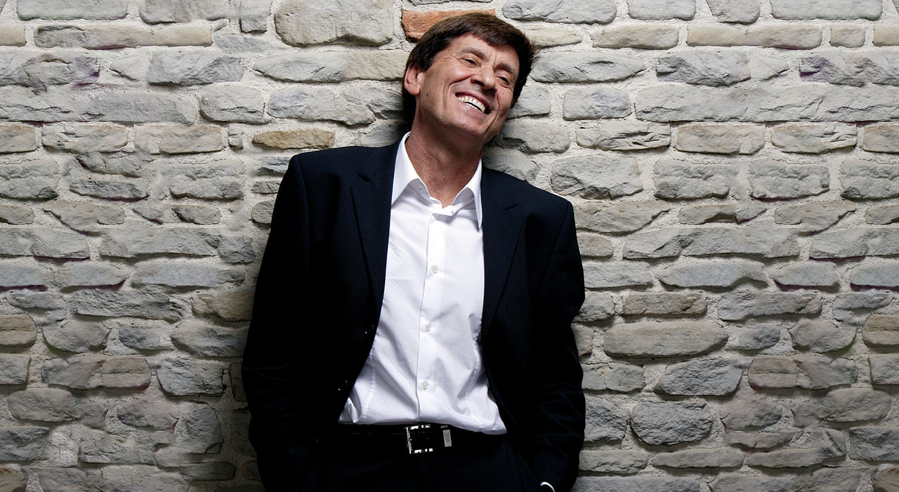 Passato e presente si intrecciano in un live senza tempo: Gianni Morandi torna al Palaflorio martedì 28 aprile con “Go, Gianni, go!”